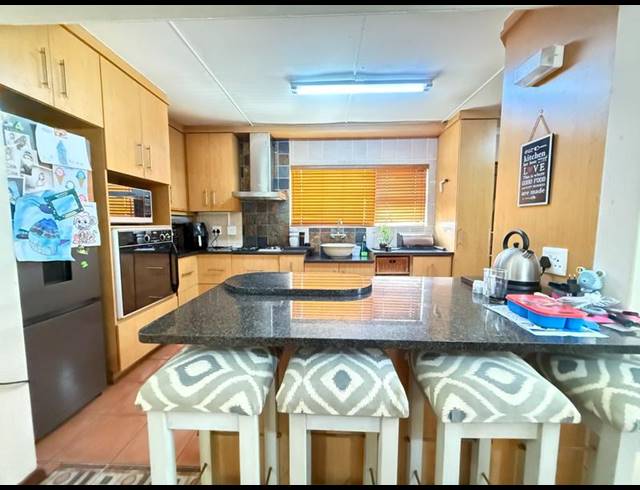 4 BEDROOM HOUSE FOR SALE IN BERGZICHT
